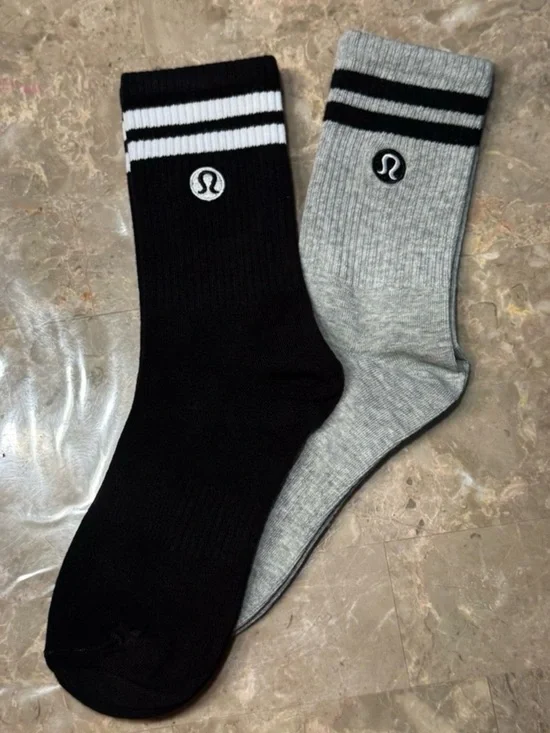 New Women’s Lululemon Athletica Socks
2 pairs
Fits sizes 6-11 - Picture 2 of 4